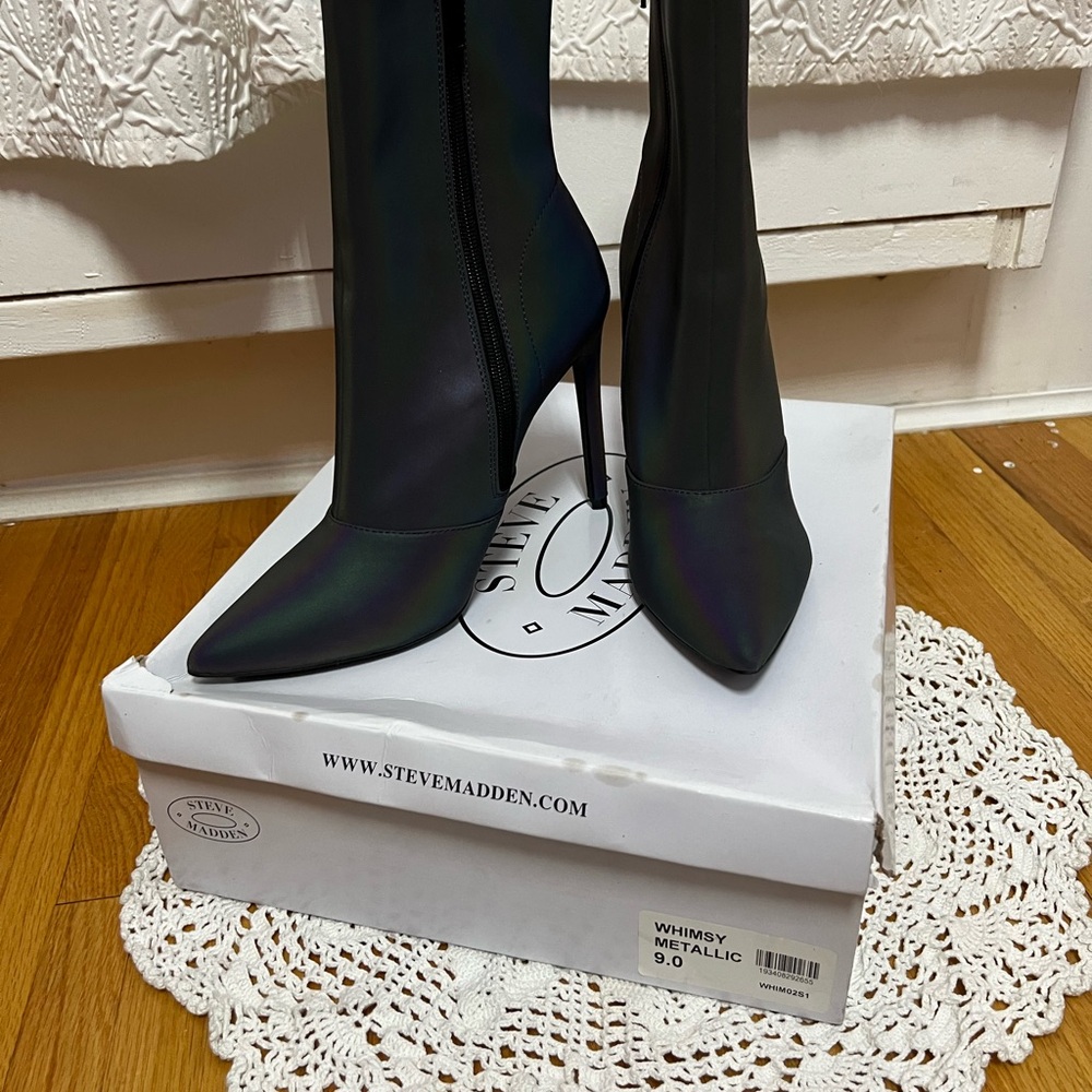 “Steve Madden” “Whimsy” Metallic SZ: (9) Zipper, Spike Boots NIBox